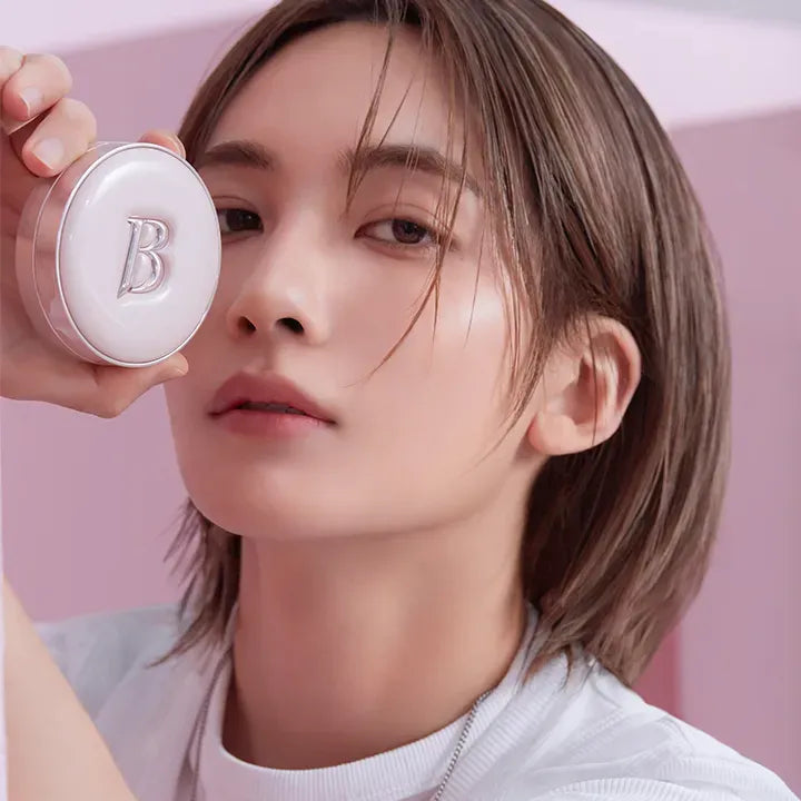 BANILA CO Essence Skin Pink Cushion de la marque Banila, femme en maquillage tenant un miroir rose, contexte beauté