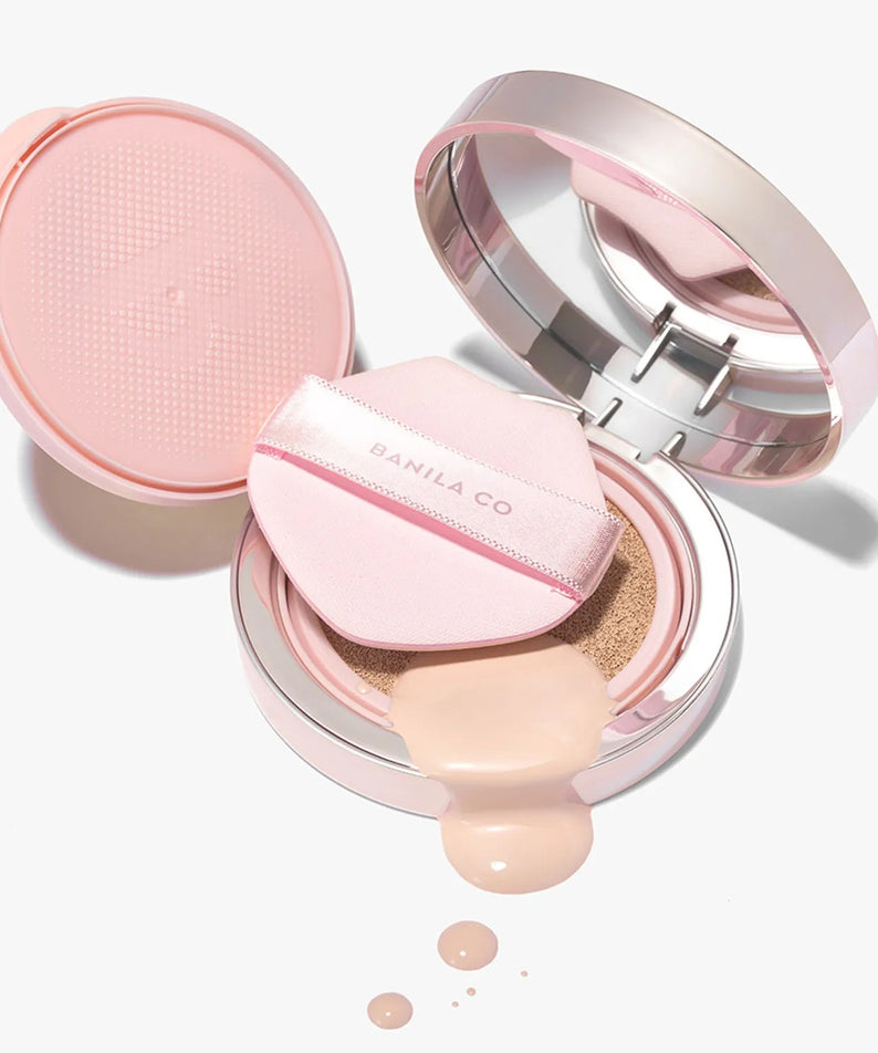 Décris l'image en français en mentionnant le produit, la marque et le contexte visuel : BANILA CO Essence Skin Pink Cushion.