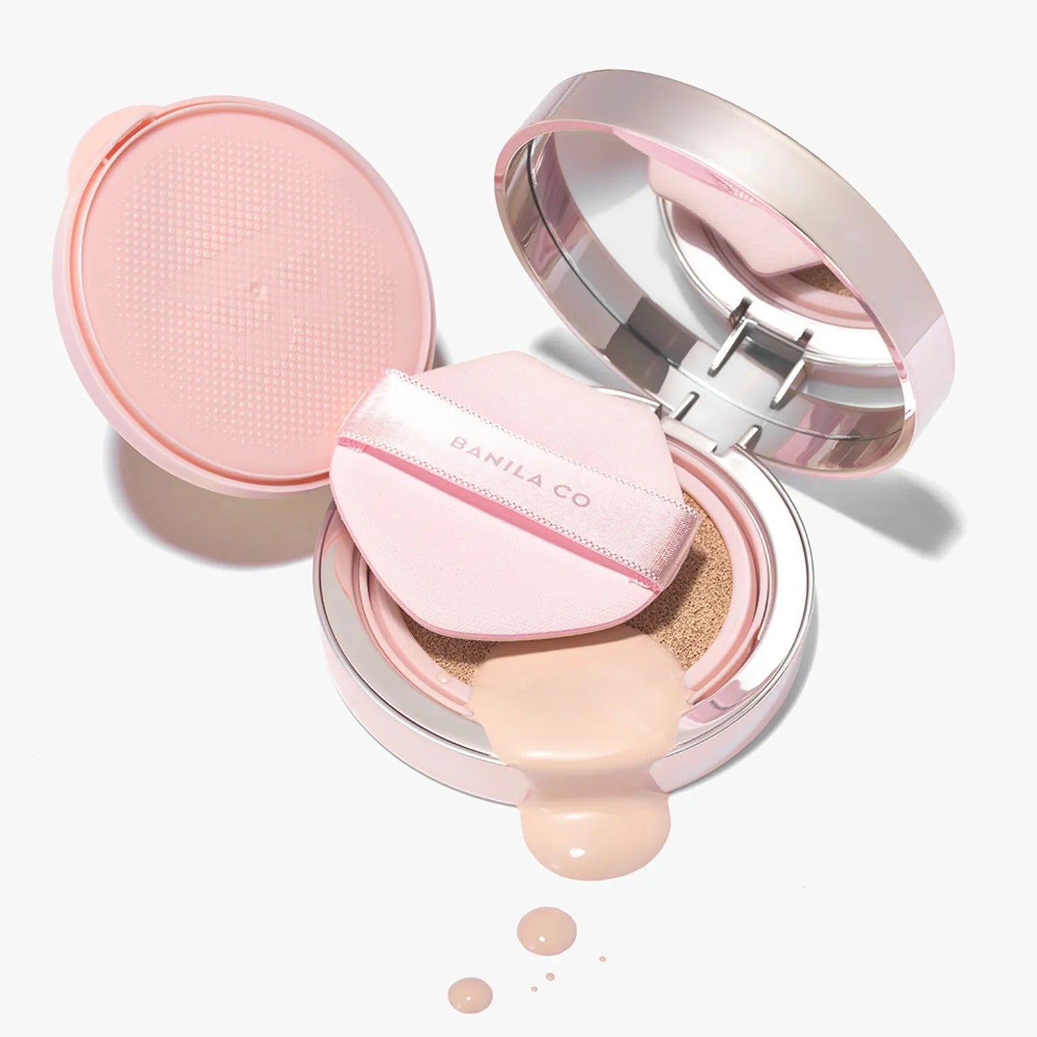 Décris l'image en français en mentionnant le produit, la marque et le contexte visuel : BANILA CO Essence Skin Pink Cushion.