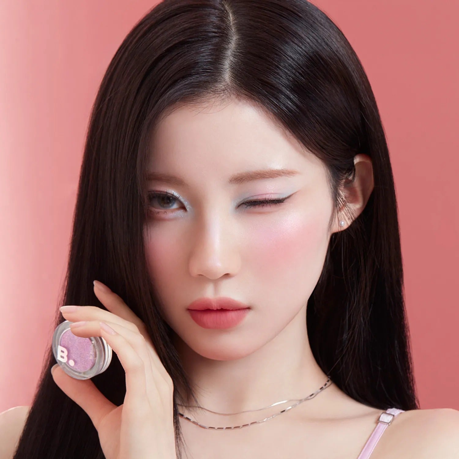 BANILA CO Hyper Holobeam Eye Glitter de BANILACO, maquillage yeux scintillant sur fond rose, maquillée de près.