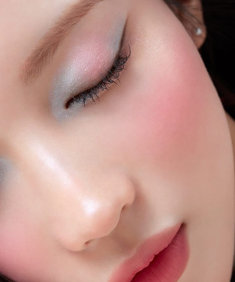 BANILA CO Hyper Holobeam Eye Glitter sur paupière maquillée, étincelles irisées, gros plan beauté, fond clair.