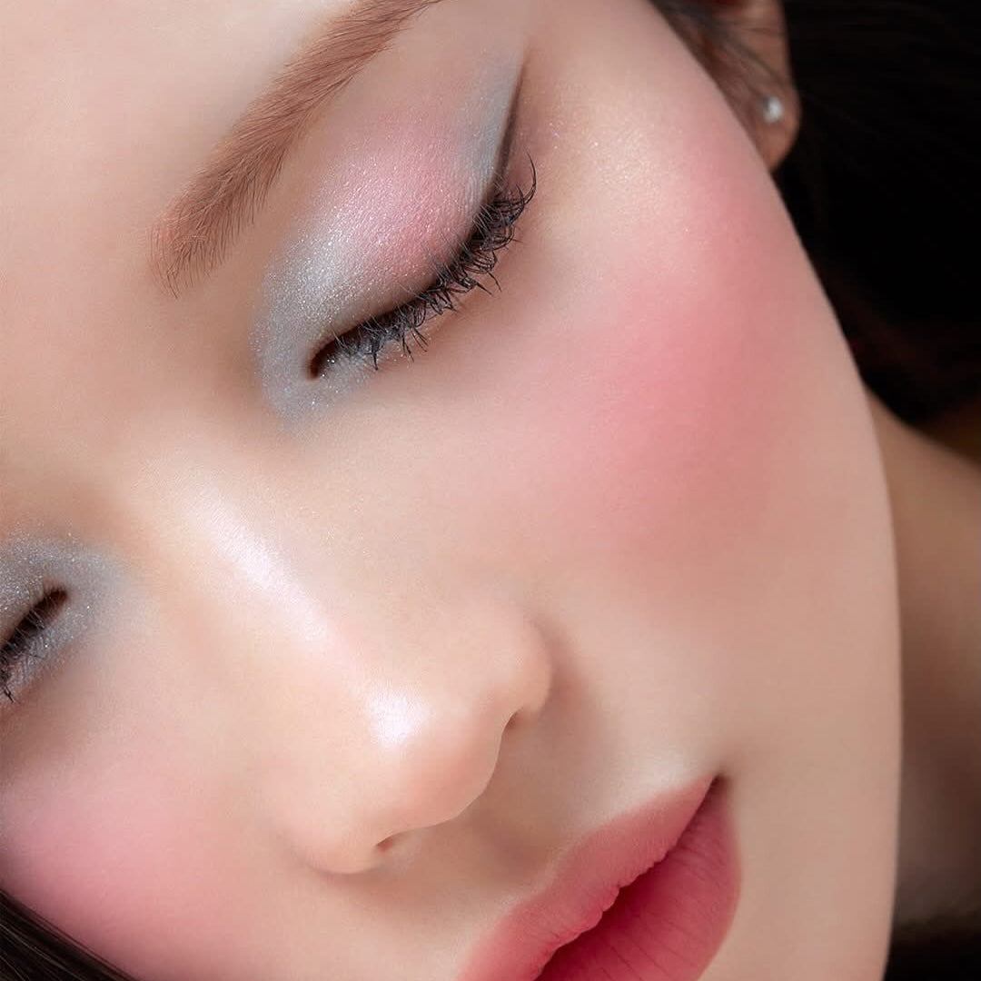 BANILA CO Hyper Holobeam Eye Glitter sur paupière maquillée, étincelles irisées, gros plan beauté, fond clair.