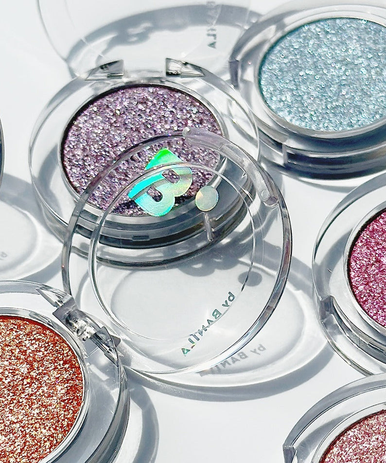 BANILA CO Hyper Holobeam Eye Glitter, marque BanilaCo, pots de paillettes holographiques bleu/rose sur fond blanc, vue rapprochée