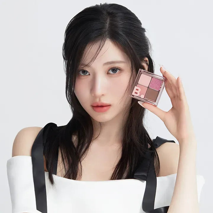 BANILA CO Mood On Eye Palette de la marque BANILA CO, maquillage des yeux, femme tient une palette rose sur fond clair.