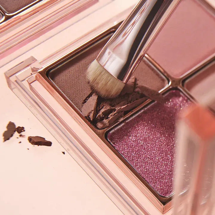 BANILA CO Mood On Eye Palette de BANILACO, palette maquillage yeux avec fard rose scintillant et pinceau, gros plan
