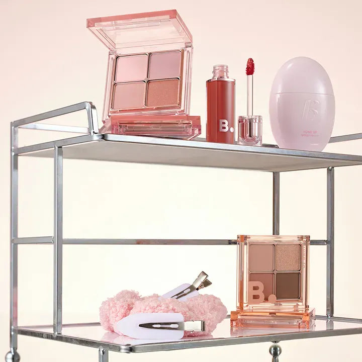 BANILA CO Mood On Eye Palette de la marque BANILA CO, présentée sur étagère avec maquillage et accessoires, rose pastel