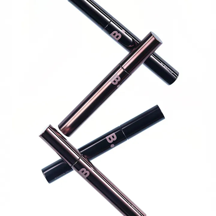 BANILA CO Powerproof Mascara de marque BANILA CO, gros plan sur mascara et brosses, fond blanc, style produit.