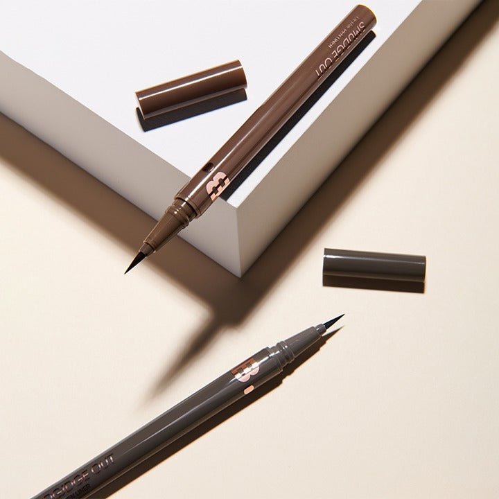 Décris l'image en français : BANILA CO Powerproof Pen Eyeliner de la marque Banila, stylos eyeliner et caps marron sur fond clair.