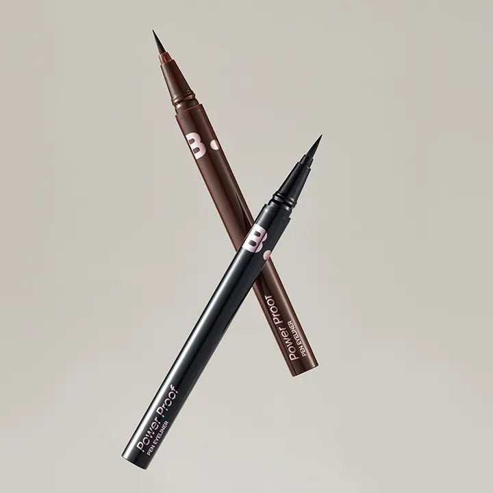 BANILA CO Powerproof Pen Eyeliner de BANILACO, sur fond clair : deux crayons yeux en noir et brun.