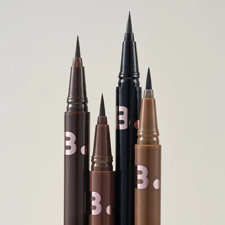 BANILA CO Powerproof Pen Eyeliner de BANILA CO, vue produit sur fond clair avec plusieurs crayons maquillage.