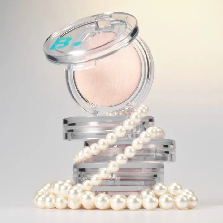 BANILA CO Silky Glow Highlighter, poudre nacrée en boîtier ouvert, perles et fond clair, gros plan beauté