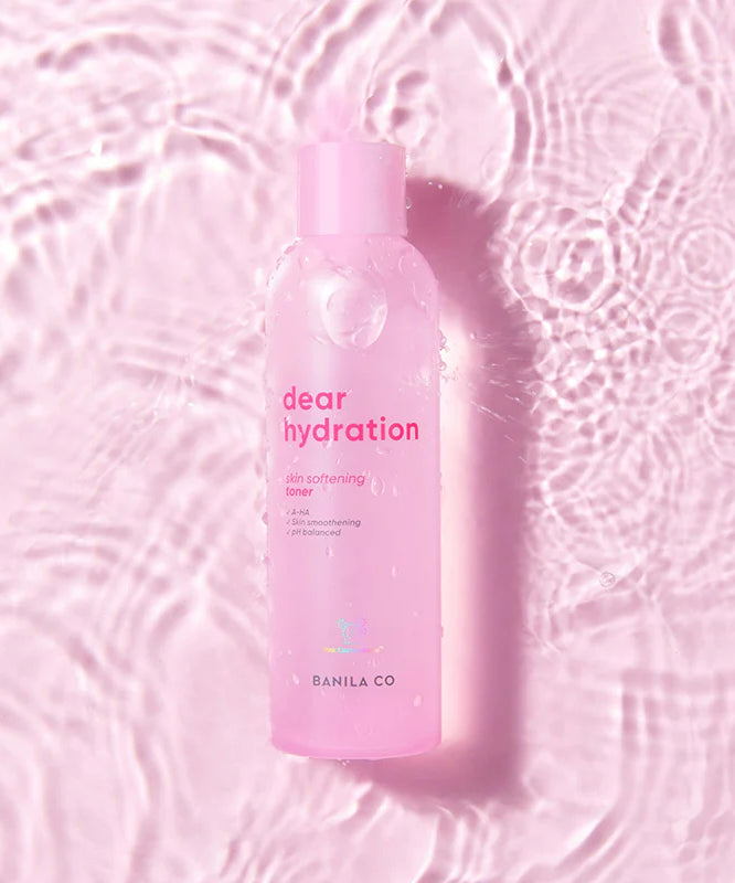 BANILACO Dear Hydration Skin Softening Toner 200ML de BANILACO sur fond rose, spray toner hydratant en contexte visuel.