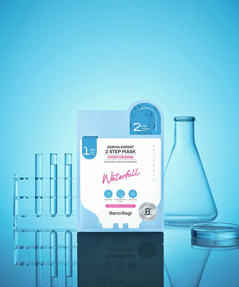 BANOBAGI Derma Expert 2 Step Mask Moiturizing, pack de masque 2 étapes hydratant sur fond bleu avec flacons.