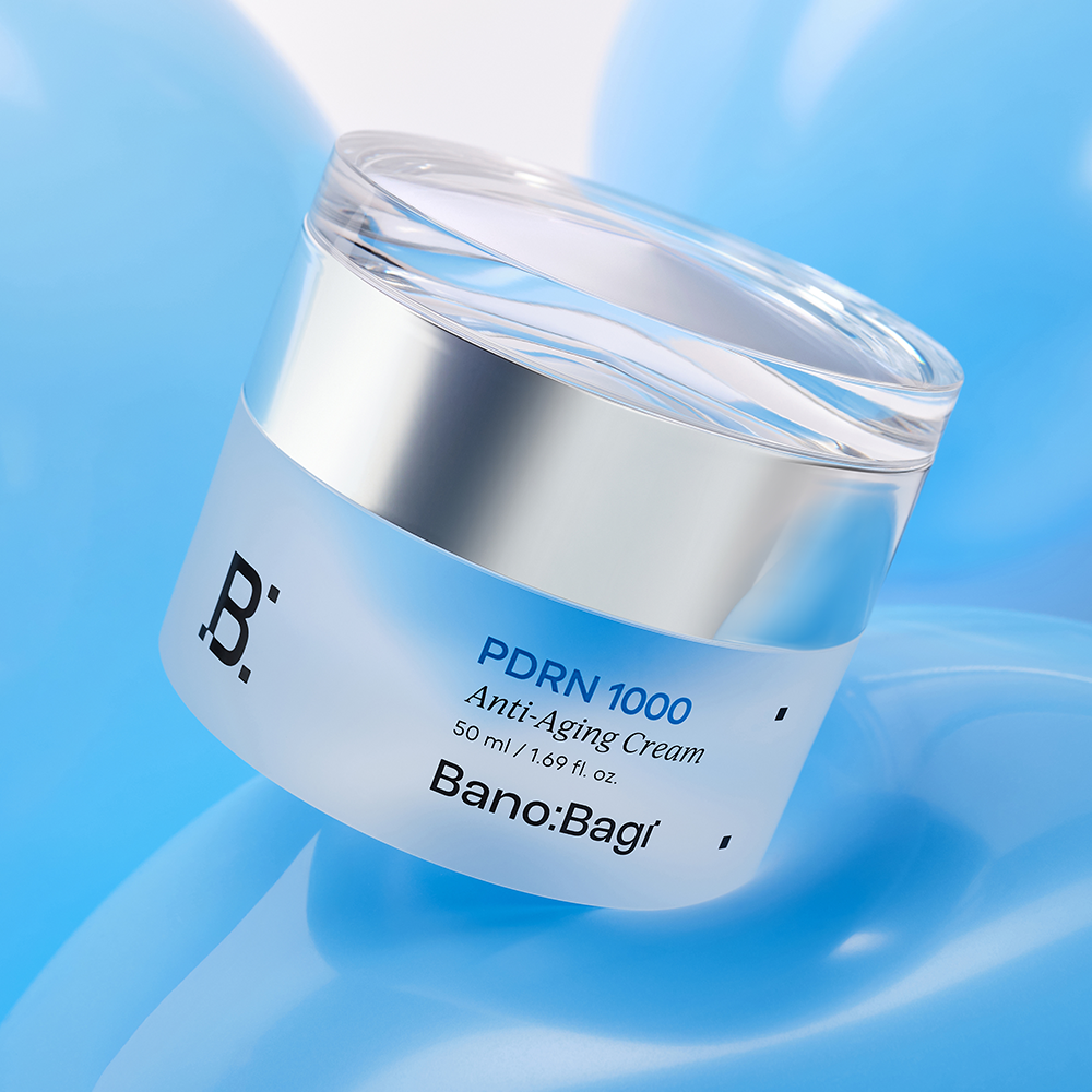 BANOBAGI PDRN 1000 Anti-Aging Cream 50ml en pot sur fond bleu, crème anti-âge Banobagi.