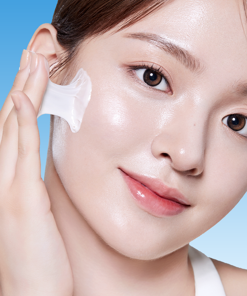 BANOBAGI PDRN 1000 Anti-Aging Cream 50ml, femme applique une crème anti-âge, texture sur peau, fond bleu.