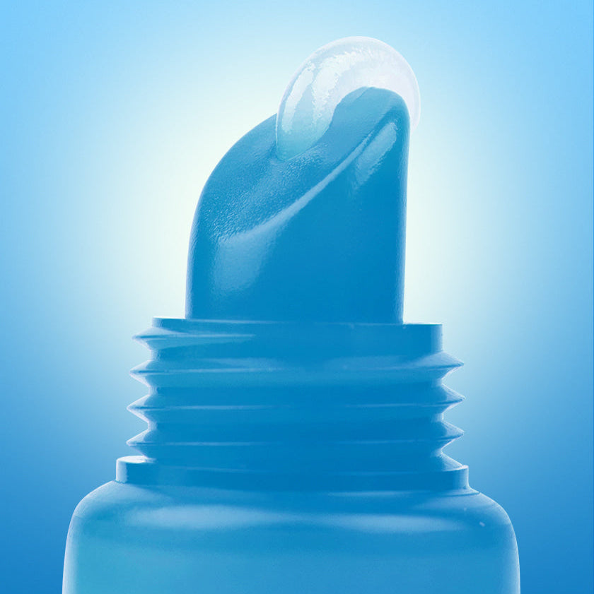 BARULAB Hyaluronic Panthenol Moisturizing Lip Serum 10g, gros plan lèvres avec tube bleu, sur fond bleu.