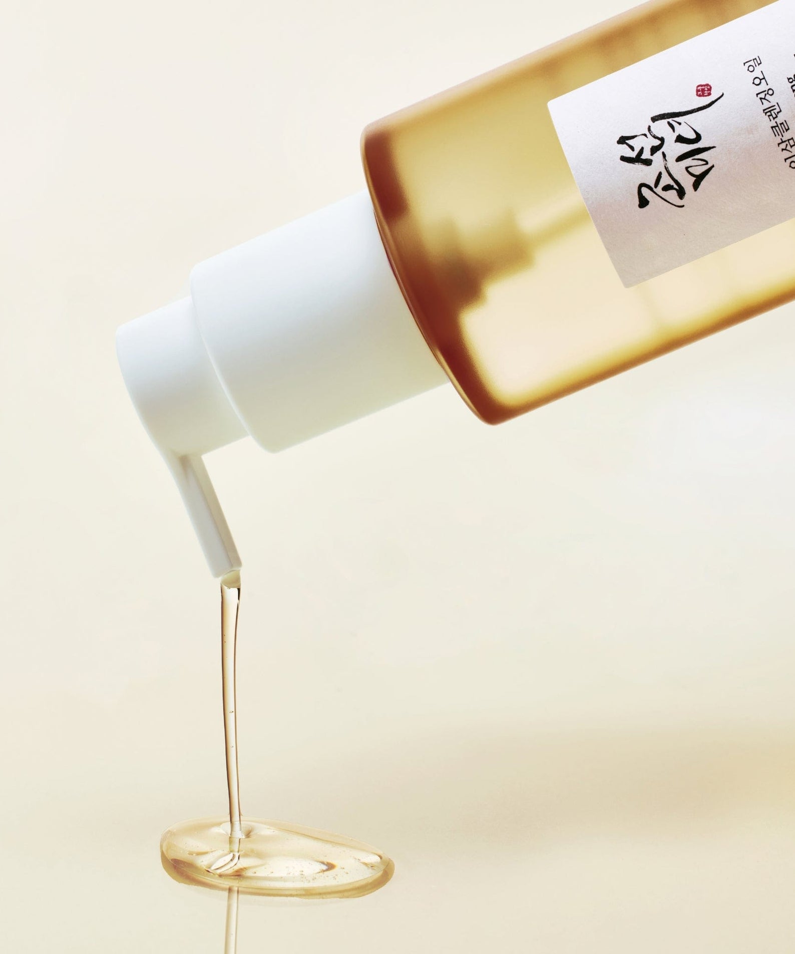 BEAUTY OF JOSEON Ginseng Cleansing Oil 210ml, flacon doré et texture huile, fond clair, contexte soin visage