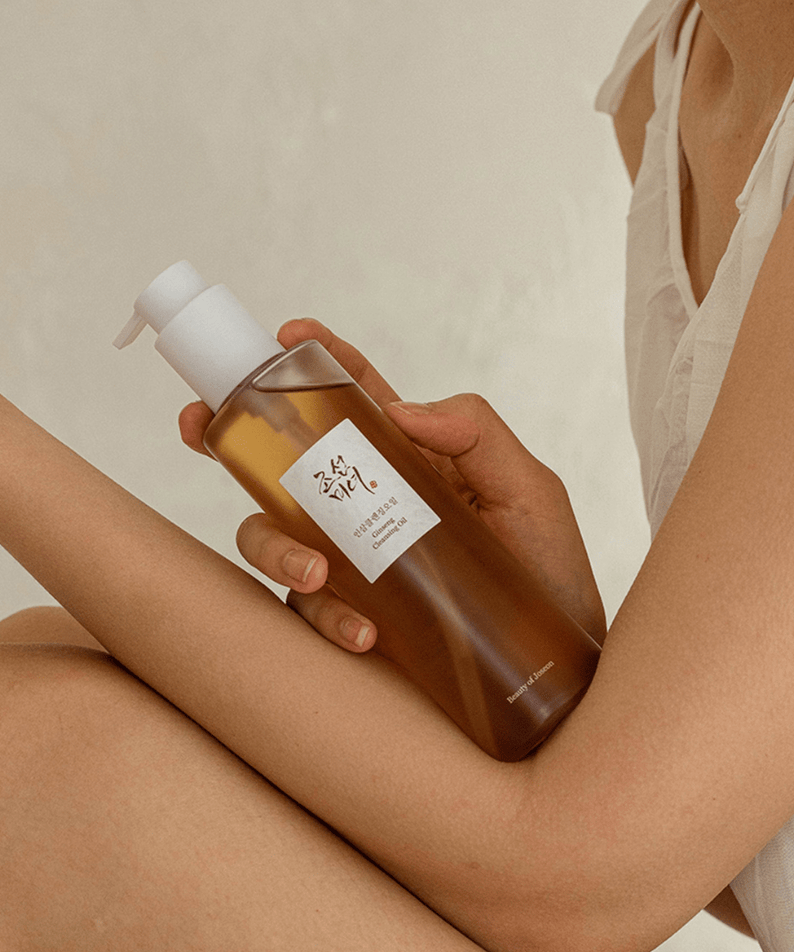 BEAUTY OF JOSEON Ginseng Cleansing Oil 210ml, huile démaquillante sur peau, femme en soin beauté, flacon en main