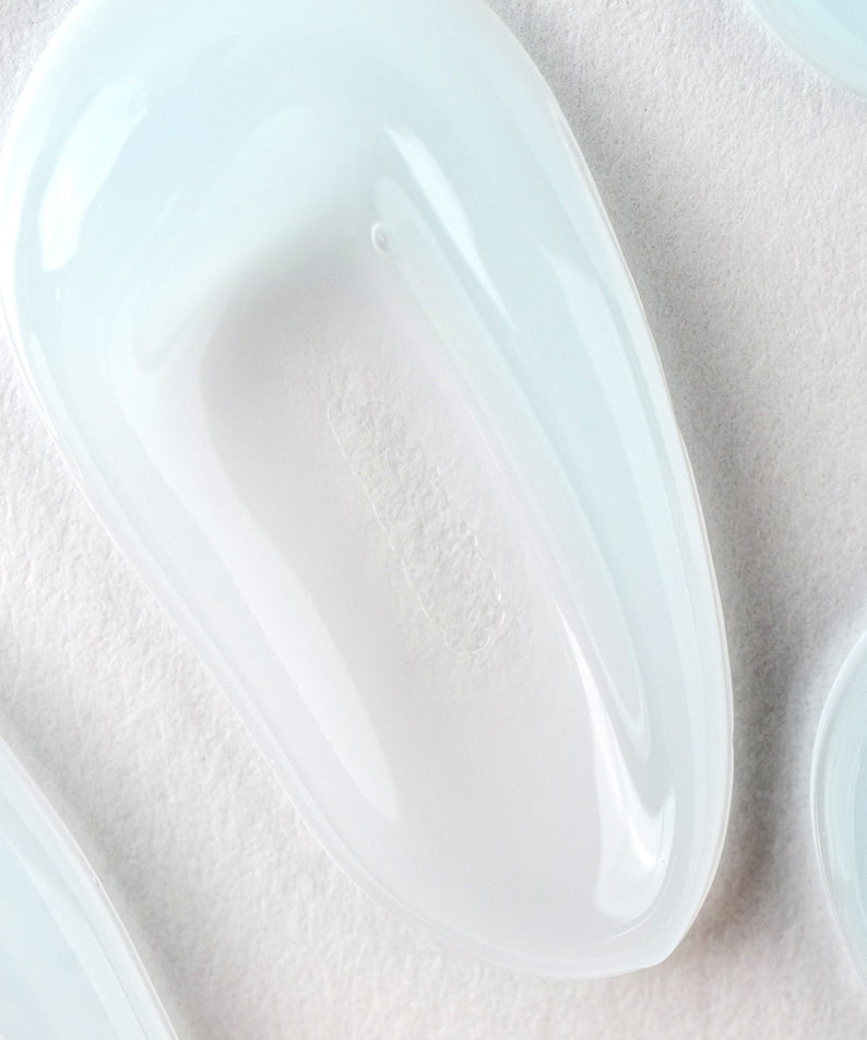 Texture du BARULAB 10-Hyaluronic Acid Blue Aqua Gel Cream, gel hydratant translucide pour une peau fraîche et douce.