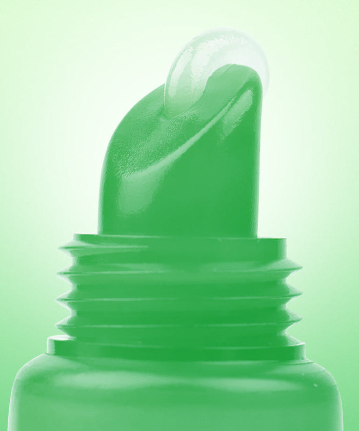 BARULAB Cica Ceramide Soothing Lip Serum 10g, stick de baume vert, flacon sur fond vert—photo produit BARULAB.