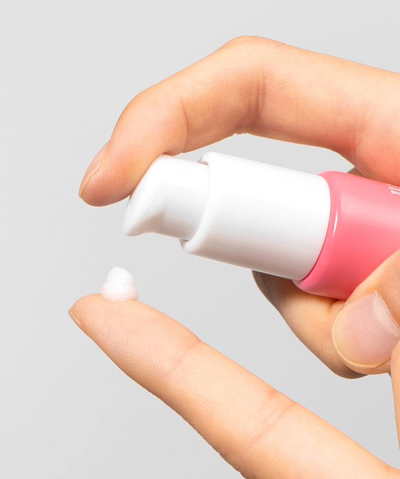 Application de BARULAB Collagen Caffeine Elasticity Eye Serum 30ml sur un doigt, soin yeux anti-âge, sérum hydratant efficace