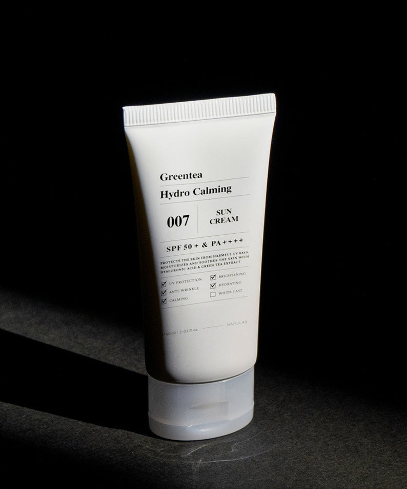 Crème solaire BARULAB Green Tea Hydro Calming Sun Cream en lumière douce. Produit apaisant et hydratant pour la peau.