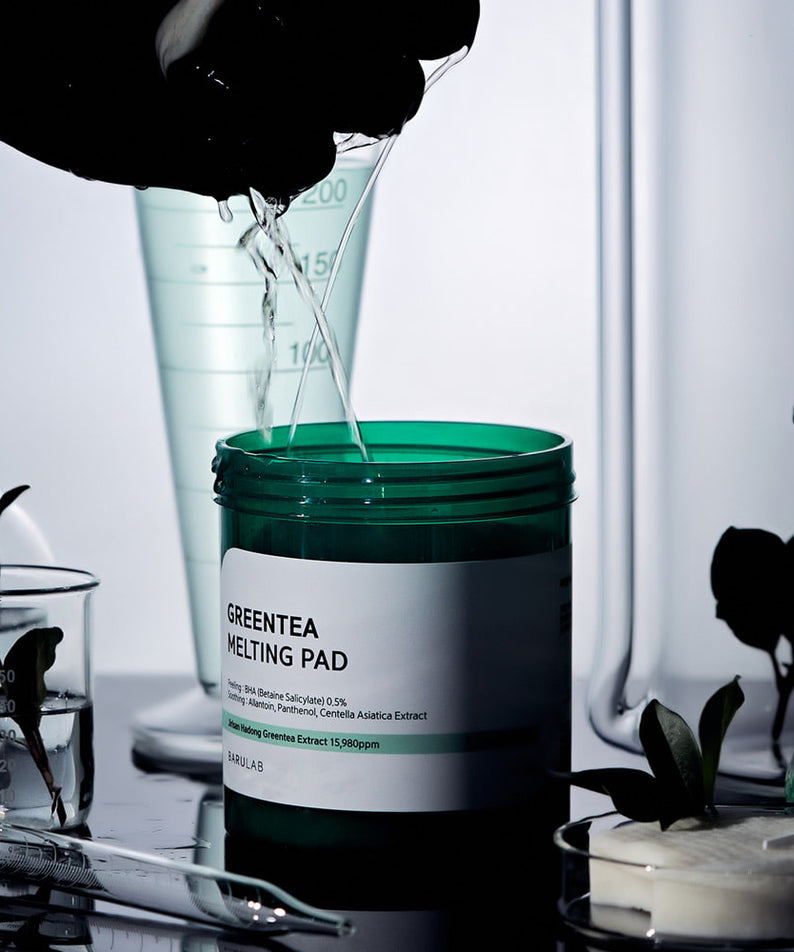 BARULAB Green Tea Melting Pad avec infusion de thé vert dans un laboratoire élégamment mis en scène.