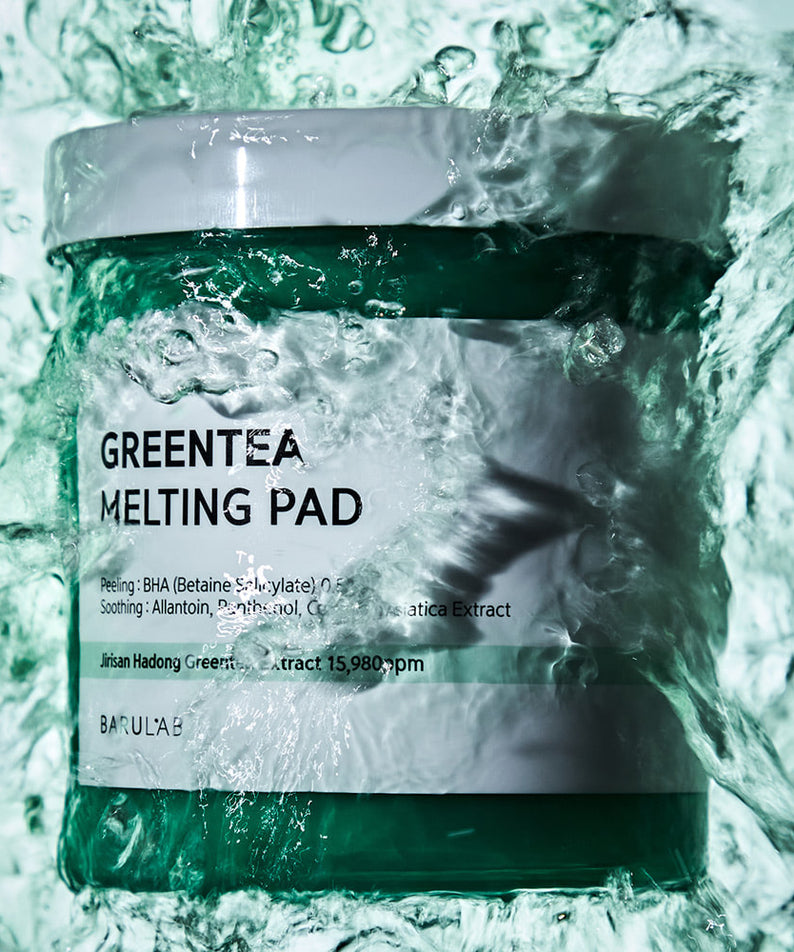 BARULAB Green Tea Melting Pad sur fond d'eau luxueux, soin de la peau premium.