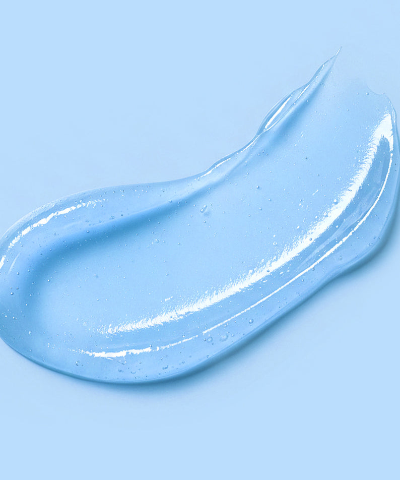 BARULAB Hyaluronic Panthenol Moisturizing Lip Serum 10g, marque BARULAB, sérum bleu étalé sur fond clair, goutte brillante.