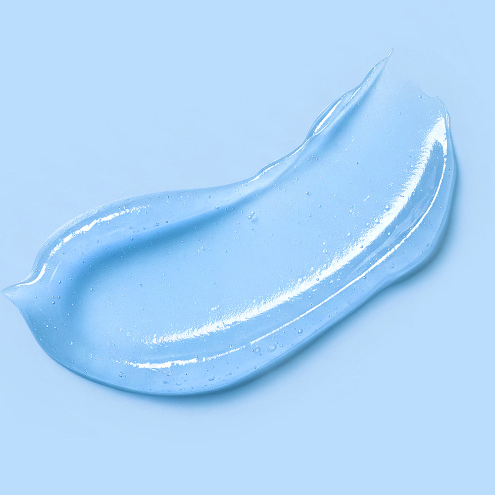 BARULAB Hyaluronic Panthenol Moisturizing Lip Serum 10g, marque BARULAB, sérum bleu étalé sur fond clair, goutte brillante.