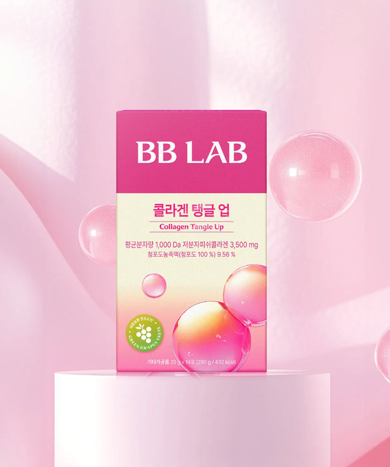 BB LAB Collagen Tangle Up Jelly Stick 14 Packs de BB LAB sur un podium rose, bulles et fond pastel.