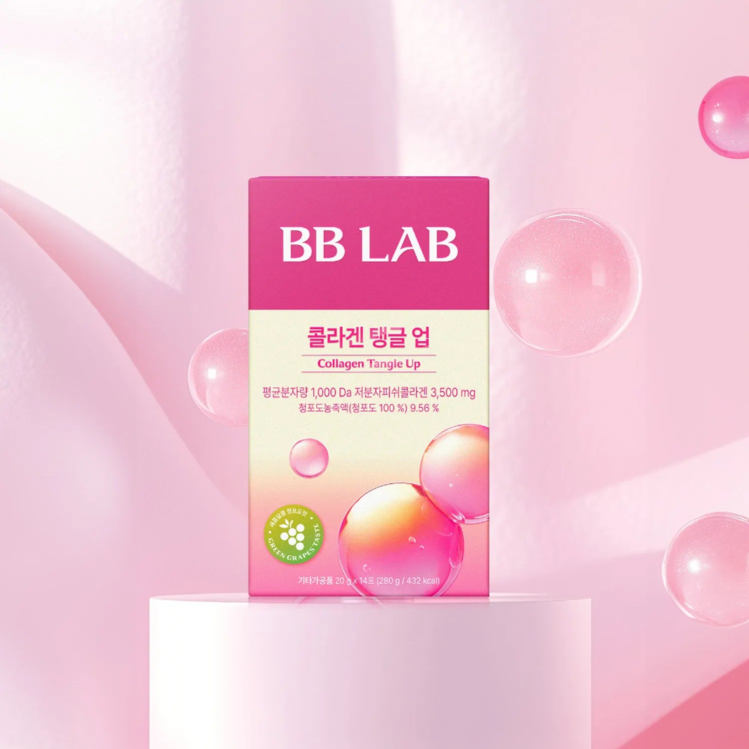 BB LAB Collagen Tangle Up Jelly Stick 14 Packs de BB LAB sur un podium rose, bulles et fond pastel.