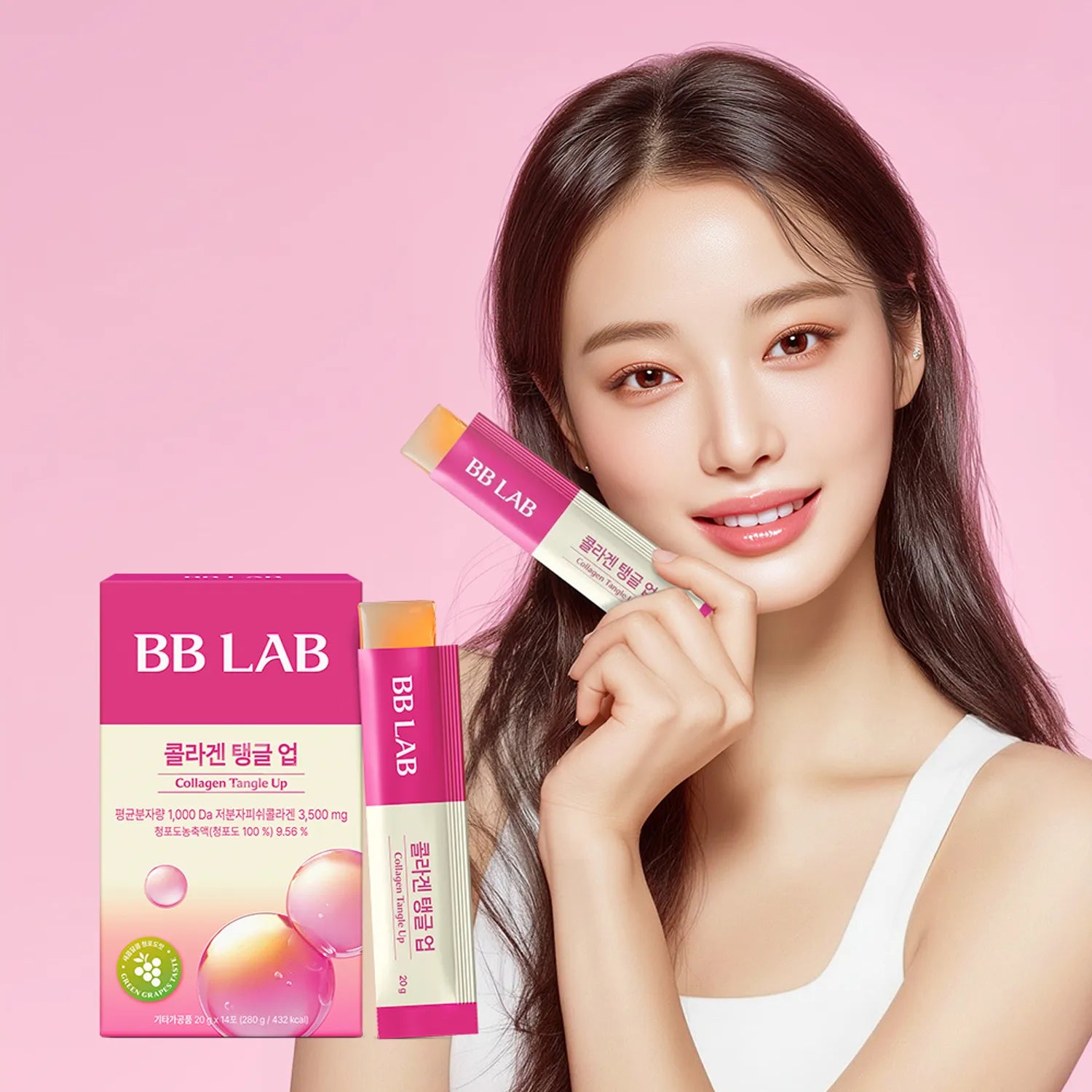 BB LAB Collagen Tangle Up Jelly Stick 14 Packs, BB LAB, stick et boîtes sur fond rose avec modèle visage en beauté.