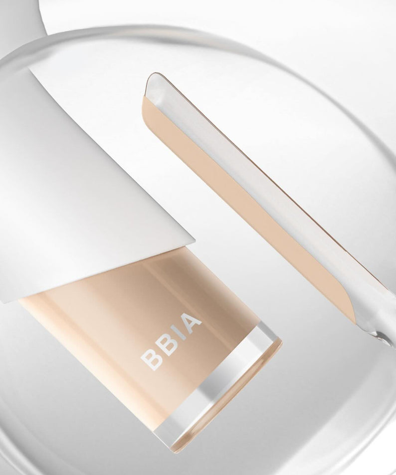 BBIA Eau Stay Concealer en gros plan montrant l'emballage élégant et la teinte crème.