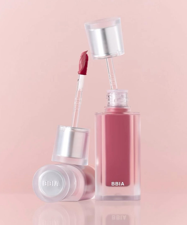 BBIA Last Velvet Tint sur fond rose, rouge à lèvres hydratant et longue tenue, idéal pour un maquillage élégant et sophistiqué.