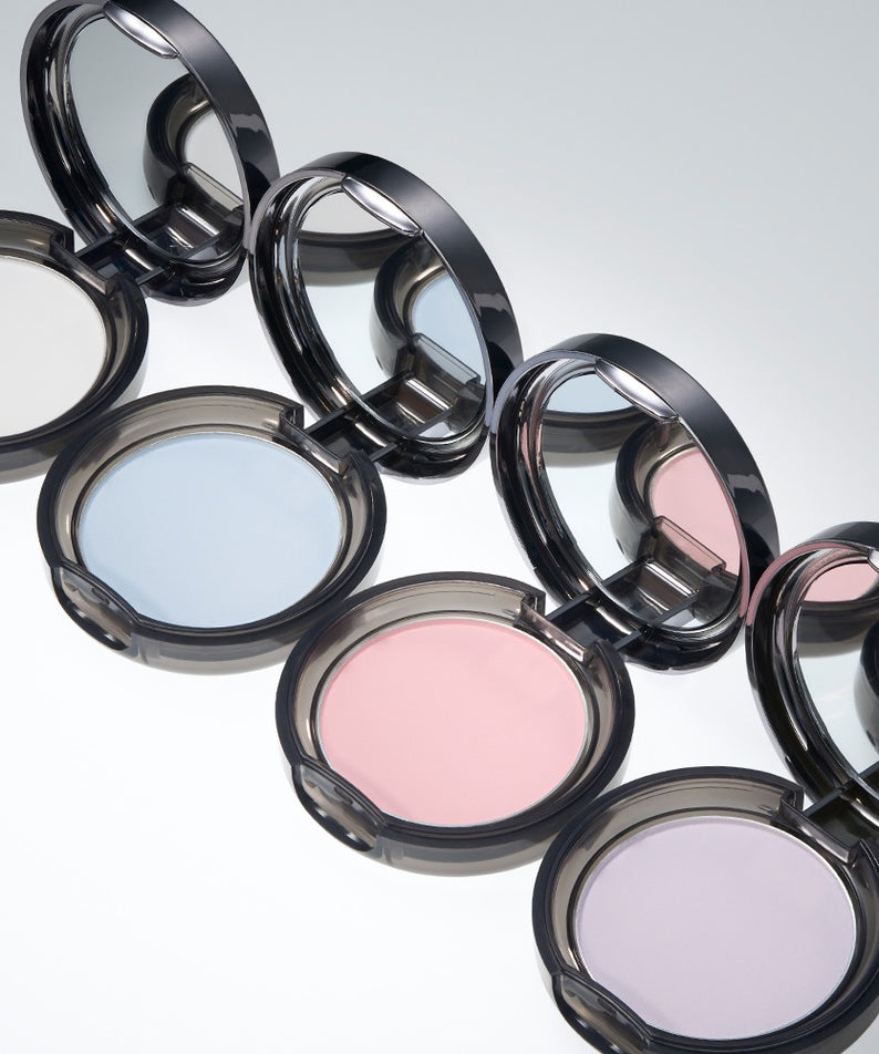 BBIA Oh Powder Pact de BBIA, poudres compactes roses et blanches dans un visuel cosmétique sur fond clair.