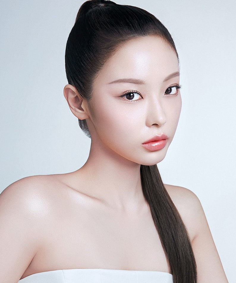 BBIA Oh Powder Pact, maquillage poudre visage BBIA sur modèle, fond clair, photo produit beauté en gros plan.