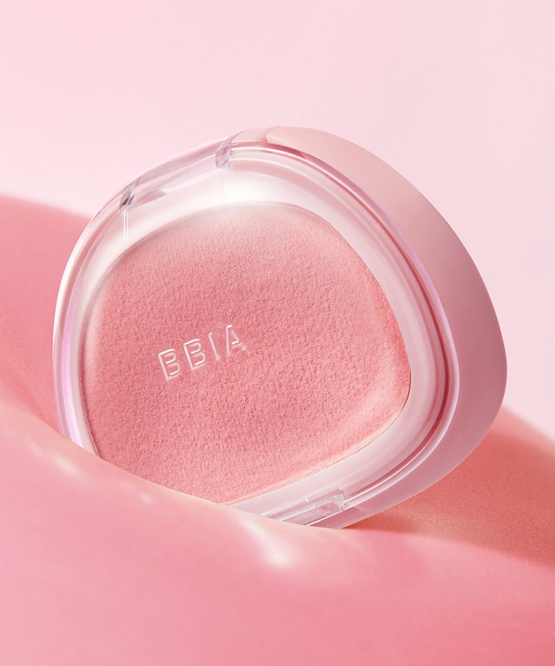 BBIA Perfect Match Blush, blush rose en poudre BBIA dans un écrin transparent sur fond rose pastel.