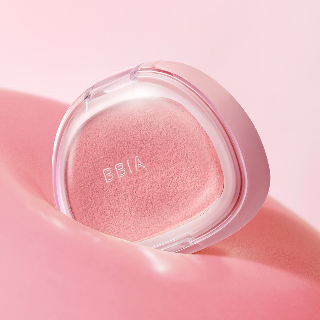 BBIA Perfect Match Blush, blush rose en poudre BBIA dans un écrin transparent sur fond rose pastel.