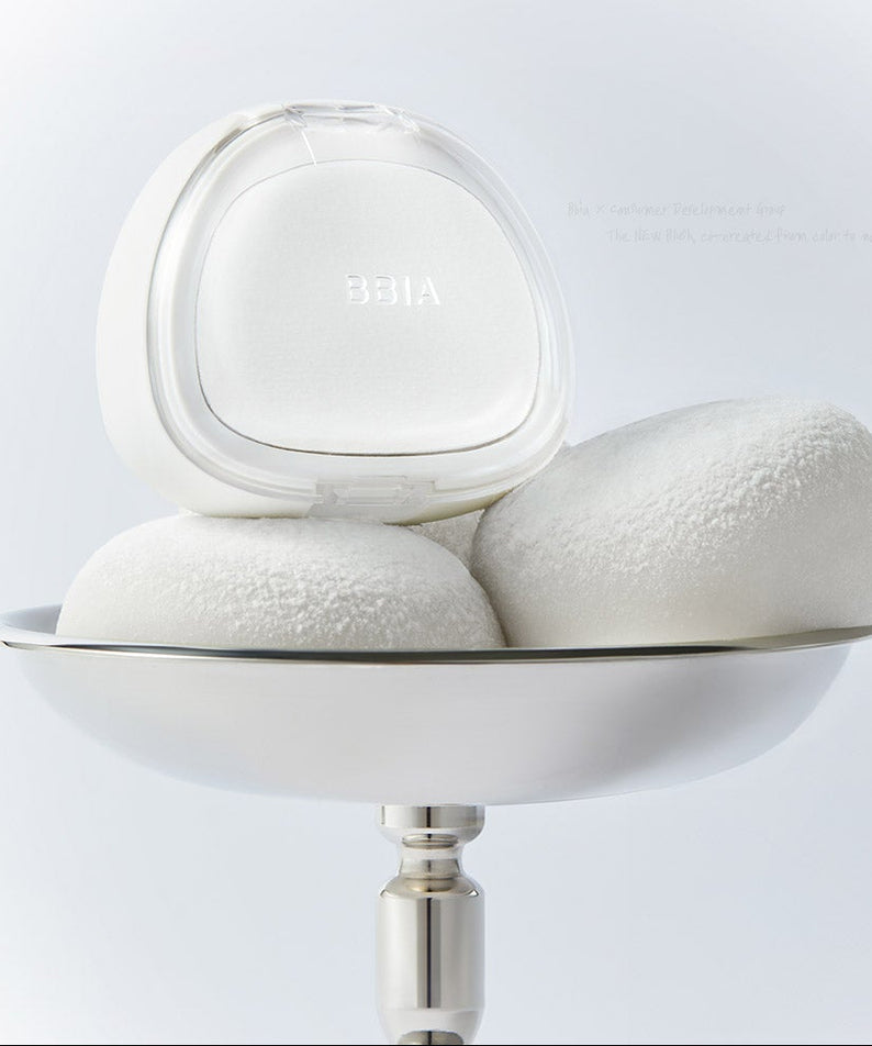BBIA Perfect Match Blush de BBIA, packaging ouvert sur socle, contexte visuel studio blanc, maquillage visage