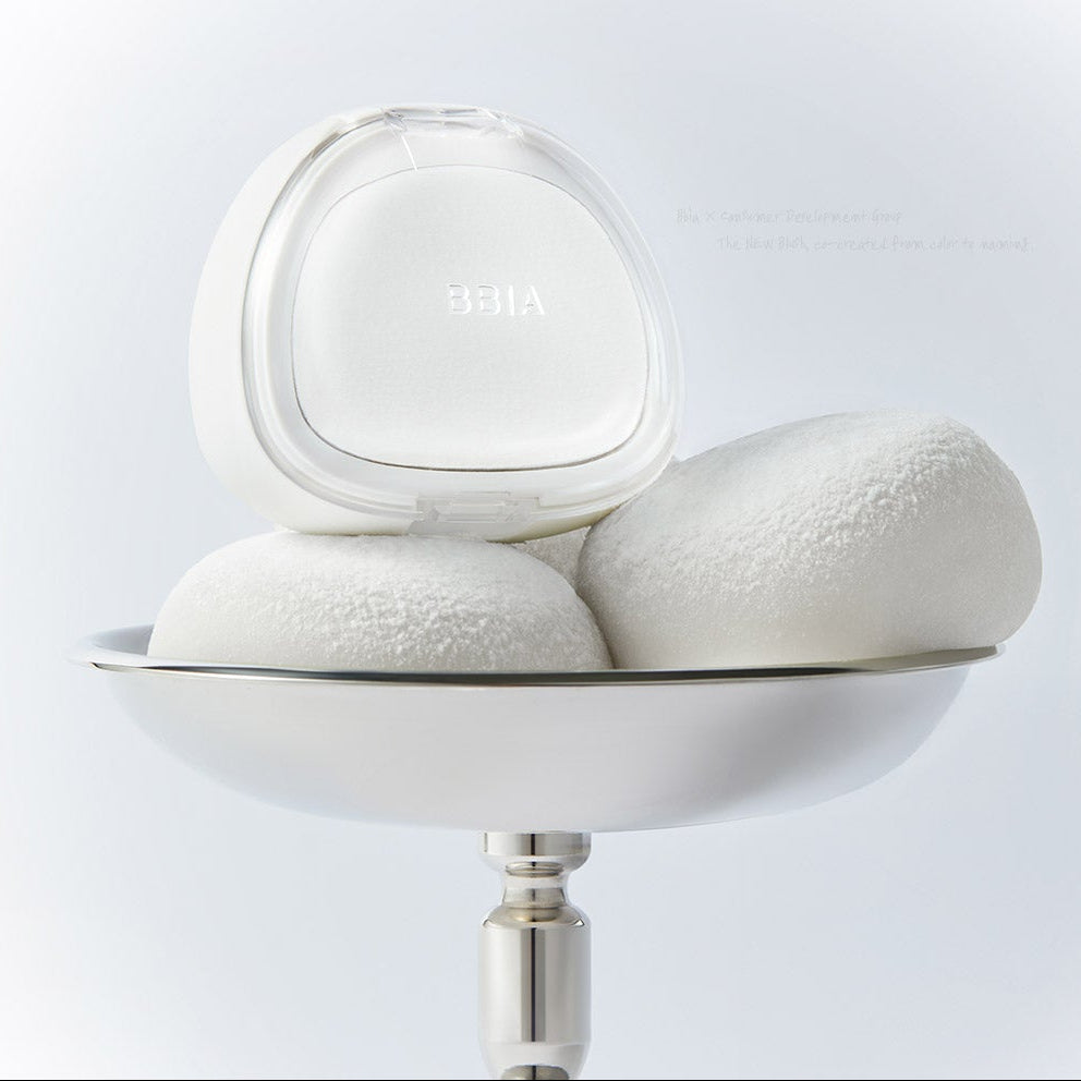 BBIA Perfect Match Blush de BBIA, packaging ouvert sur socle, contexte visuel studio blanc, maquillage visage