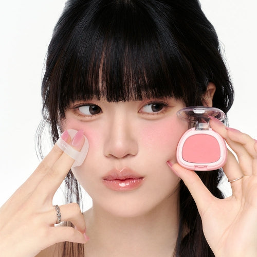 BBIA Perfect Match Blush, jeune femme applique le blush rose en studio sur fond clair, packaging visible