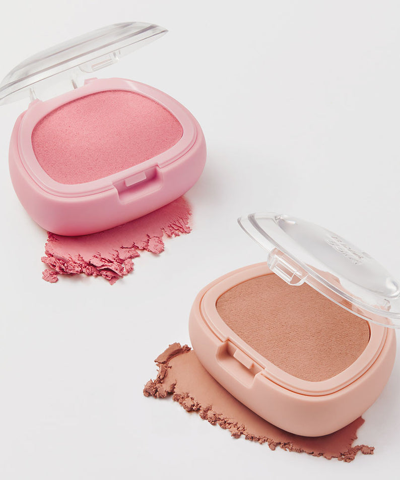 BBIA Perfect Match Blush de BBIA, poudres rose et beige dans leur boîtier, décor maquillage sur fond clair.