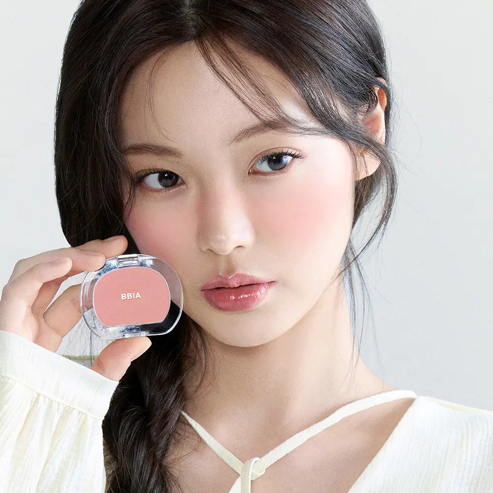 BBIA  Pia Last Blush 15 Colors sur une femme maquillée, présentation du blush BBIA en gros plan