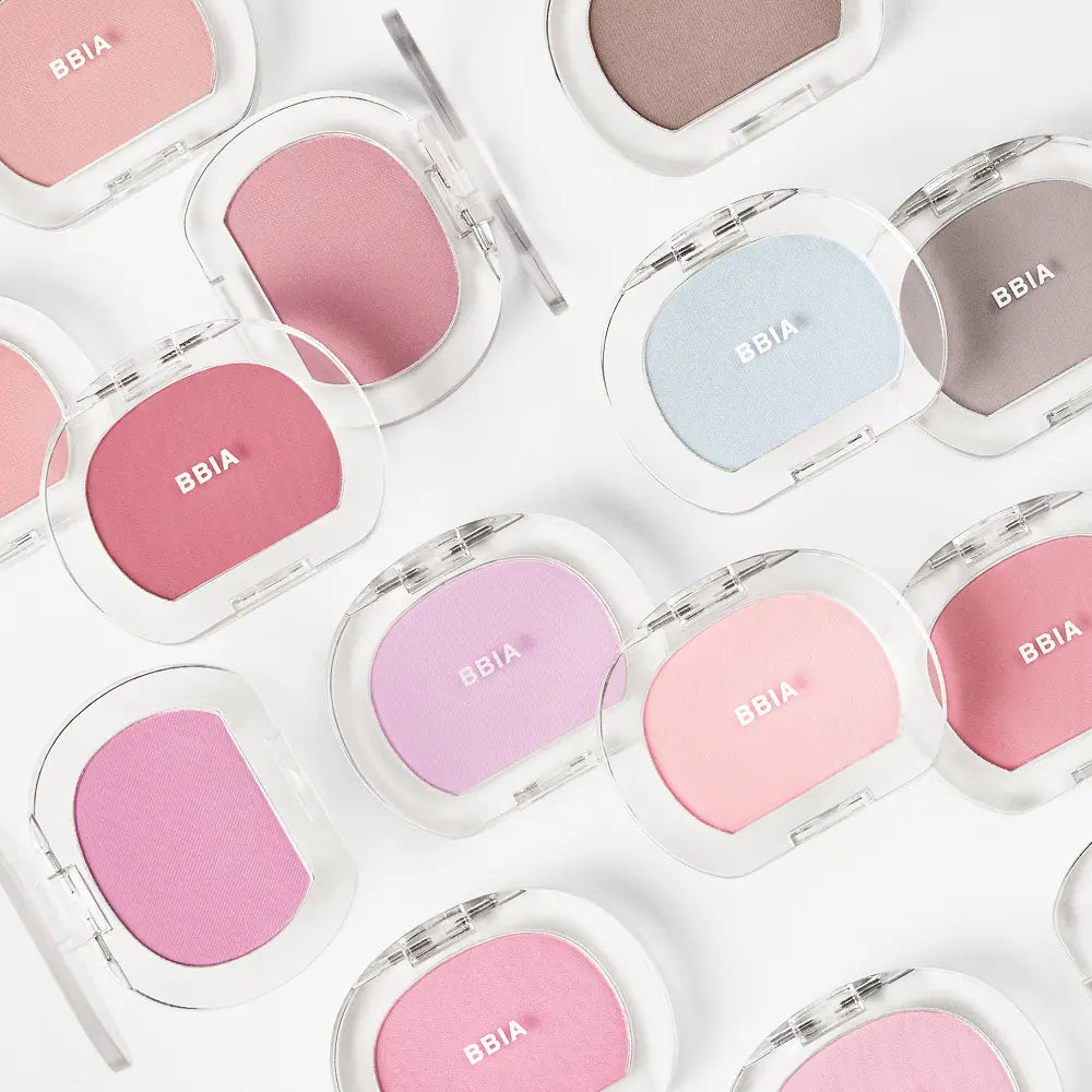 BBIA  Pia Last Blush 15 Colors : palette de blush BBIA en boîtiers transparents, tons roses et lilas sur fond blanc.