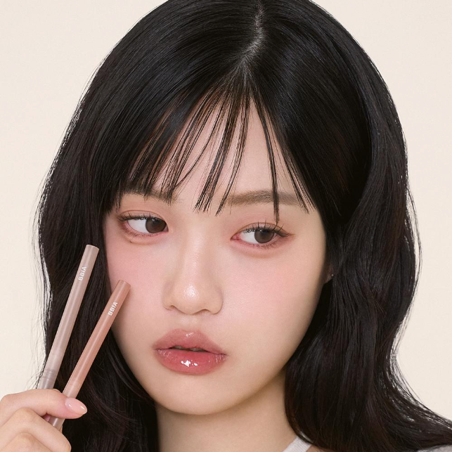 BBIA  Pia Nude Slim Eyeliner 9 Colors, maquillage nude sur visage, présentation de l’eyeliner BBIA en studio