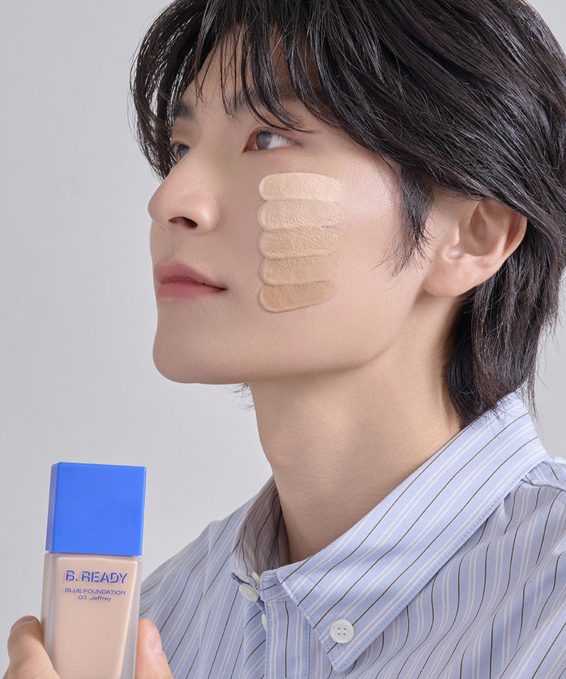 Homme utilisant BE.READY Blue Foundation SPF27/PA++ 35ml pour tester les nuances sur la peau.