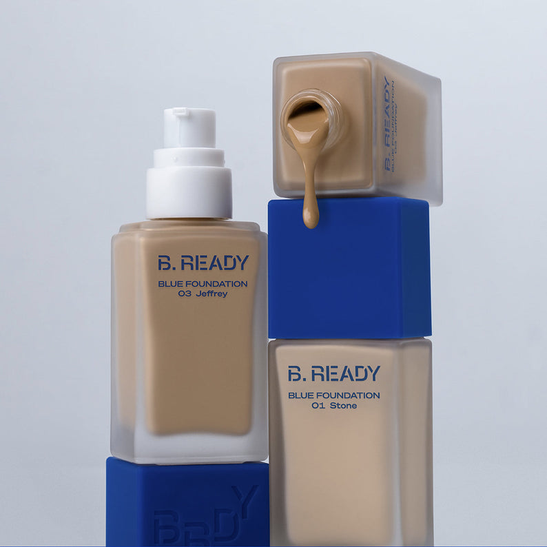 Flacons de BE.READY Blue Foundation SPF27/PA++ 35ml élégants et esthétiques avec fond de teint fluide. Beauté et protection solaire.