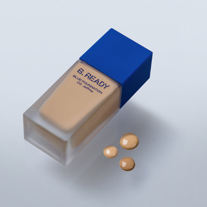 Flacon de fond de teint BE.READY Blue Foundation SPF27/PA++ 35ml sur fond blanc, parfait pour la protection solaire et un teint uniforme.