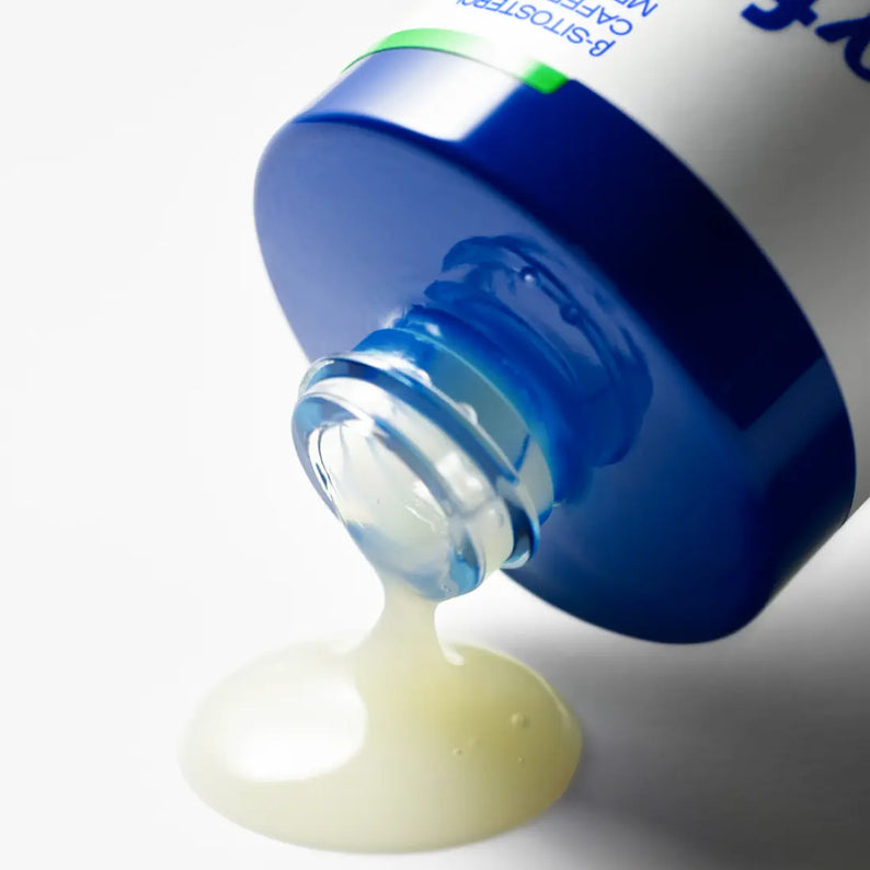 Sérum BE.READY Cicaffeine Trouble Set 40ml versé depuis une bouteille bleue, soin visage efficace